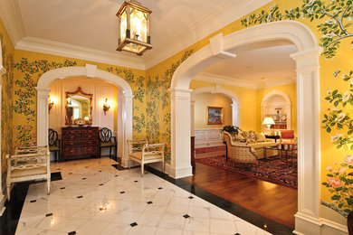 他の地域にあるラグジュアリーな巨大なトラディショナルスタイルのおしゃれな玄関ロビー (大理石の床) の写真