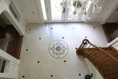 Diseño de entrada tradicional con suelo de mármol