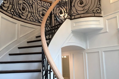 Example of a mid-sized classic staircase design in New York