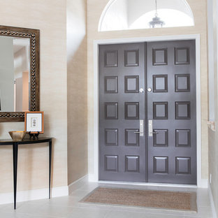 Idee per un piccolo ingresso tradizionale con pareti con effetto metallico, pavimento in gres porcellanato, una porta a due ante, una porta marrone e pavimento bianco