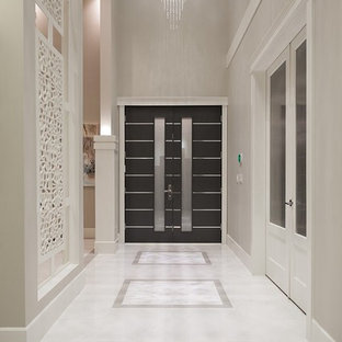 Esempio di una grande porta d'ingresso contemporanea con pareti grigie, pavimento in marmo, una porta a due ante e una porta marrone