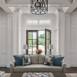 Esempio di una grande porta d'ingresso country con pareti bianche, parquet scuro, una porta a due ante, una porta in legno scuro e pavimento marrone