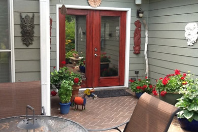 アトランタにある広いコンテンポラリースタイルのおしゃれな玄関ロビー (赤いドア) の写真