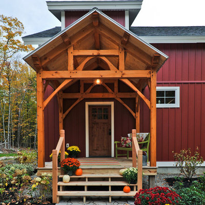 Entryway - country entryway idea in Boston