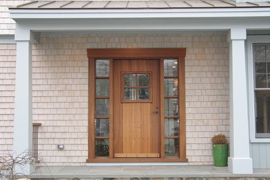 Diseño de puerta principal grande con paredes amarillas, suelo de madera en tonos medios, puerta simple y puerta de madera en tonos medios