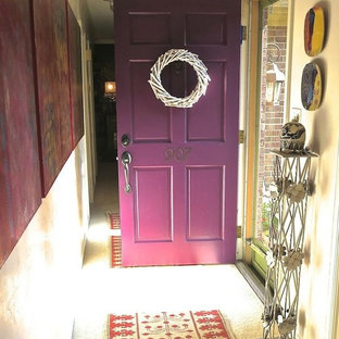 Ejemplo de entrada tradicional, pequeña, con puerta simple y puerta violeta