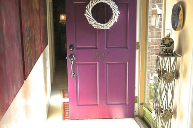 Идея дизайна: маленькая прихожая в классическом стиле с одностворчатой входной дверью и фиолетовой входной дверью для на участке и в саду