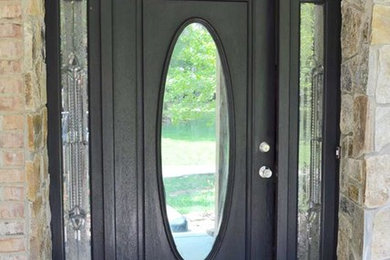 シャーロットにある低価格の小さなトラディショナルスタイルのおしゃれな玄関ドア (黒いドア) の写真