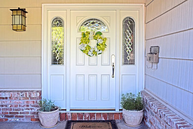 Inredning av en klassisk ingång och ytterdörr, med en enkeldörr och en vit dörr