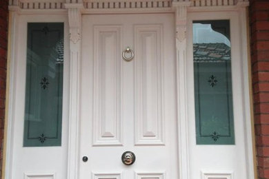 Ejemplo de puerta principal clásica de tamaño medio con puerta blanca