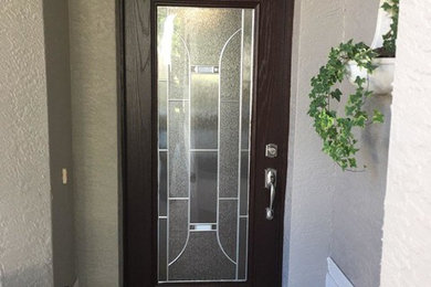 Exemple d'une porte d'entrée tendance avec une porte simple.