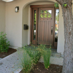 Ispirazione per una porta d'ingresso american style con una porta singola e una porta in legno scuro