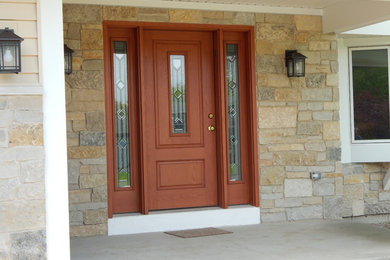 Modelo de puerta principal de estilo americano pequeña con paredes multicolor, suelo de baldosas de cerámica, puerta simple, puerta de madera en tonos medios y suelo multicolor