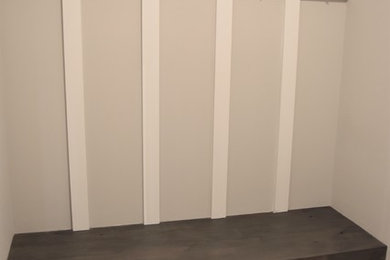 Cette image montre une entrée bohème de taille moyenne avec un vestiaire et un sol en carrelage de porcelaine.