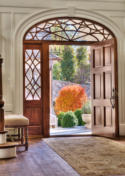 Traditional Entry by Gabriel Builders Inc.