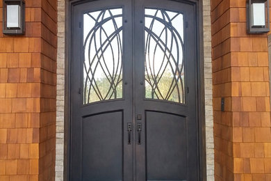 Ejemplo de puerta principal rural grande con paredes beige, suelo de cemento, puerta doble, puerta metalizada y suelo gris