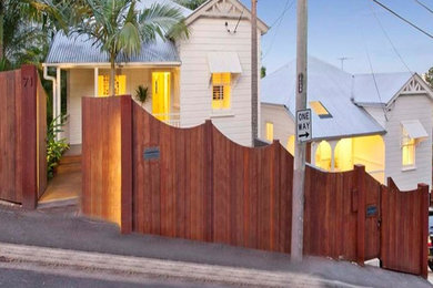 Große Moderne Haustür mit Einzeltür in Brisbane