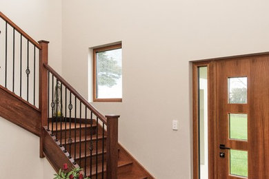 Modelo de puerta principal de estilo de casa de campo grande con suelo de madera oscura y puerta simple