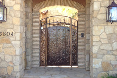 Ejemplo de puerta principal bohemia de tamaño medio con paredes beige, suelo de baldosas de cerámica, puerta simple y puerta marrón