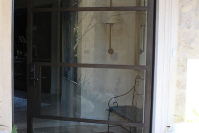 Источник вдохновения для домашнего уюта: большая прихожая в современном стиле с поворотной входной дверью и коричневой входной дверью