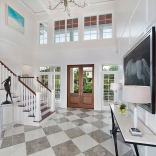 Inspiration pour un grand hall d'entrée ethnique avec un sol en carrelage de céramique, une porte double et une porte en bois brun.