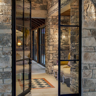 Idées déco pour une porte d'entrée montagne avec une porte simple et une porte métallisée.