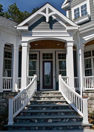 Traditional Entry by Blue Sky Building Company