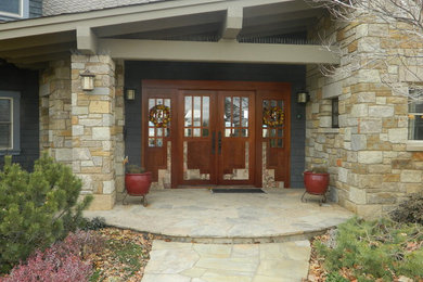 Diseño de puerta principal de estilo americano grande con puerta doble, suelo de pizarra, puerta de madera oscura y suelo beige