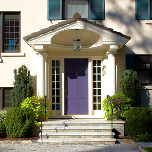 Foto de puerta principal tradicional renovada con paredes beige, puerta simple y puerta violeta