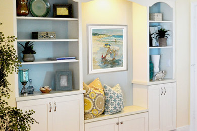 Ejemplo de distribuidor tradicional renovado de tamaño medio con paredes azules, suelo de madera en tonos medios, puerta simple y puerta blanca