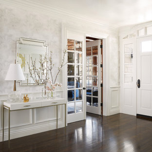 Klassischer Eingang mit Foyer, weißer Wandfarbe, dunklem Holzboden, Einzeltür, weißer Tür und braunem Boden in Los Angeles