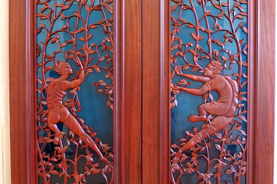Diseño de entrada ecléctica con puerta doble y puerta de madera en tonos medios