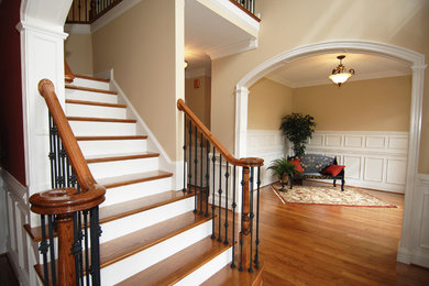 Diseño de hall tradicional de tamaño medio con paredes beige, suelo de madera en tonos medios y suelo marrón