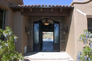 フェニックスにある地中海スタイルのおしゃれな玄関の写真