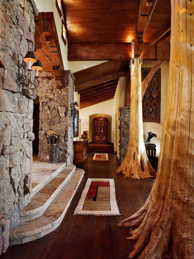 Rustic Entry by RMT Architects