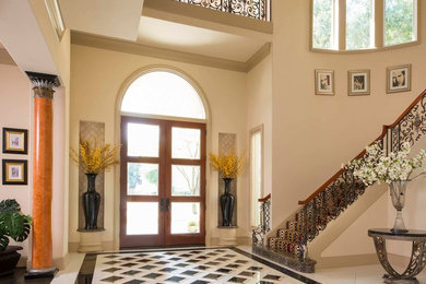 ダラスにあるラグジュアリーな巨大なトラディショナルスタイルのおしゃれな玄関ドア (ベージュの壁、大理石の床、ガラスドア) の写真