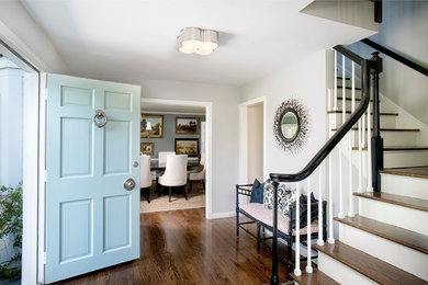 Ejemplo de hall bohemio pequeño con paredes grises, suelo de madera oscura, puerta simple y puerta azul