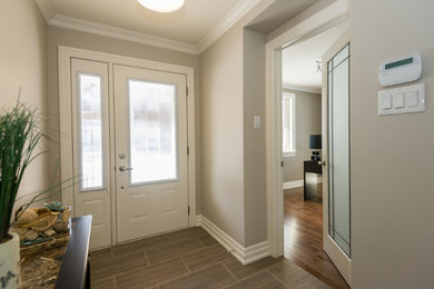 Example of a transitional entryway design in Ottawa