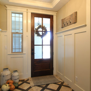 Imagen de distribuidor machihembrado y panelado, campestre, de tamaño medio, panelado, con paredes blancas, suelo de mármol, puerta simple, puerta de madera en tonos medios, suelo beige y panelado