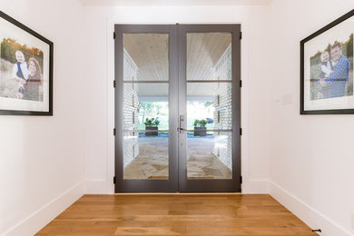 ダラスにあるトランジショナルスタイルのおしゃれな玄関の写真
