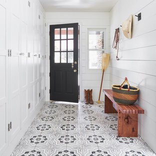 Ispirazione per un ingresso o corridoio country di medie dimensioni con pareti bianche, pavimento con piastrelle in ceramica e pavimento viola