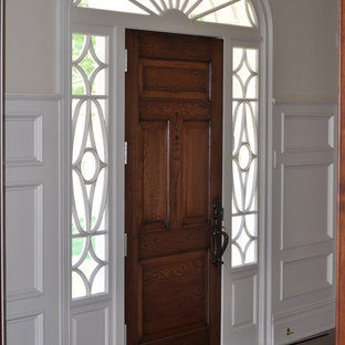 Ispirazione per un ingresso o corridoio chic con pareti beige, una porta in legno chiaro e una porta singola
