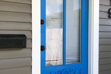 Imagen de puerta principal de estilo americano de tamaño medio con puerta simple y puerta azul