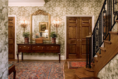 デンバーにある中くらいなヴィクトリアン調のおしゃれな玄関ホール (マルチカラーの壁、濃色無垢フローリング、茶色い床) の写真