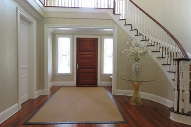 Immagine di un ingresso o corridoio chic con una porta singola