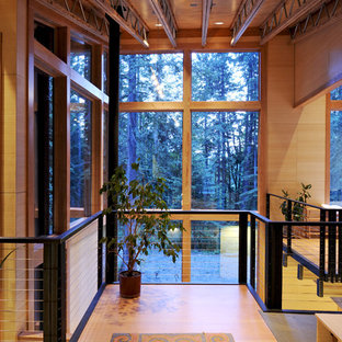 Großer Moderner Eingang mit Foyer und Bambusparkett in Seattle