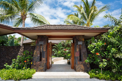 ハワイにあるトロピカルスタイルのおしゃれな玄関の写真