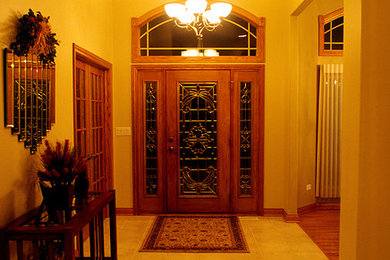 Modelo de puerta principal clásica grande con paredes beige, suelo de baldosas de terracota, puerta simple y puerta de vidrio