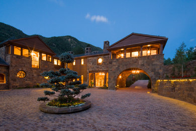 Example of a classic entryway design in Denver