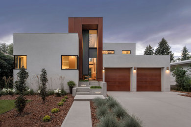Идея дизайна: прихожая в стиле модернизм с бежевыми стенами, бетонным полом, одностворчатой входной дверью, серой входной дверью и серым полом